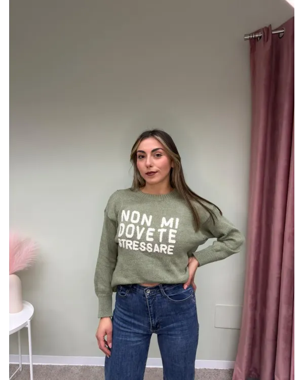 Maglione Donna Verde con Scritta “Non Mi Dovete Stressare” – AP17