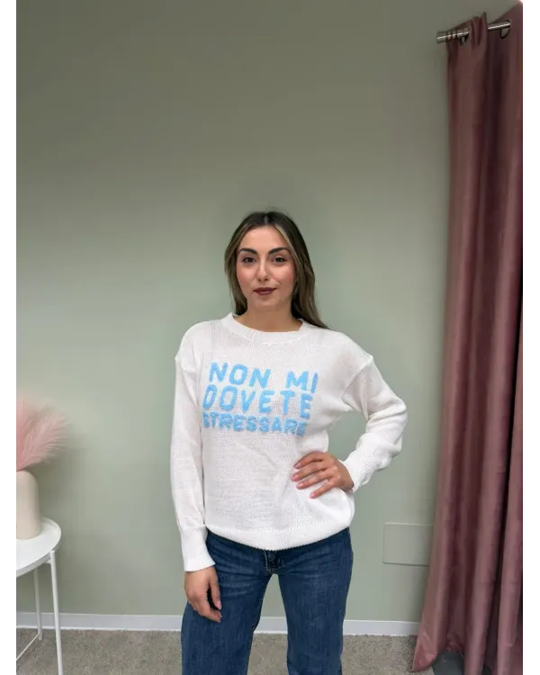 Maglione Donna Bianco con Scritta Azzurra “Non Mi Dovete Stressare” – AP17