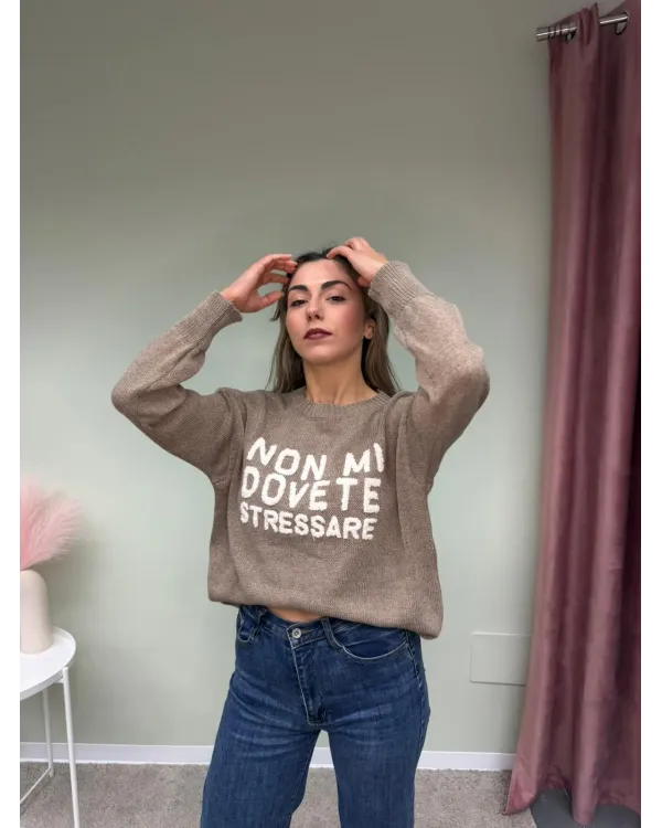 Maglione Donna Tortora con Scritta “Non Mi Dovete Stressare” – AP17