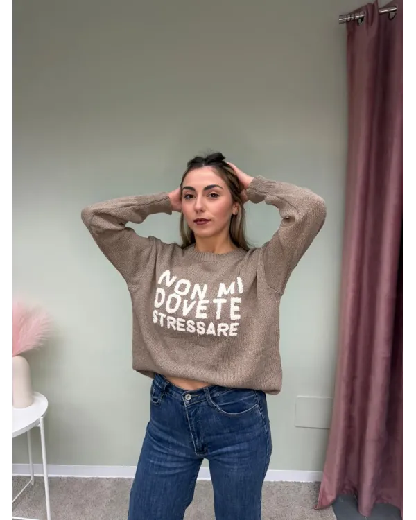 Maglione Donna Tortora con Scritta “Non Mi Dovete Stressare” – AP17