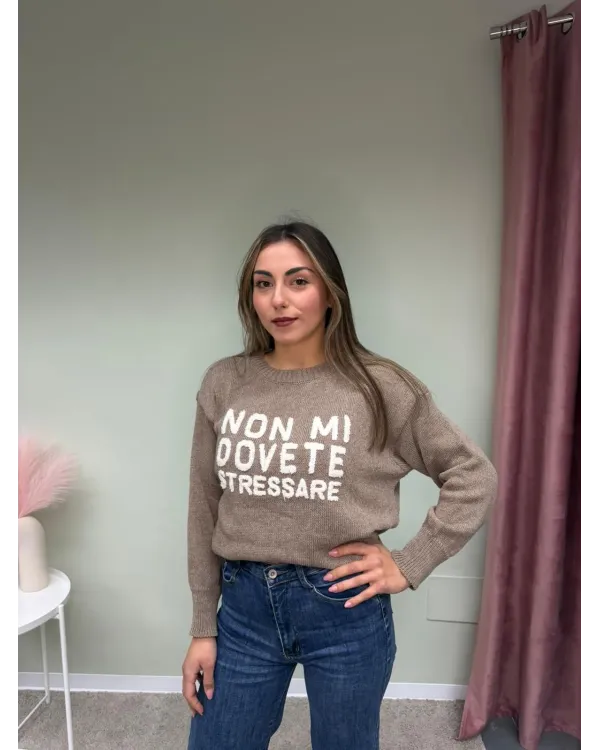 Maglione Donna Tortora con Scritta “Non Mi Dovete Stressare” – AP17