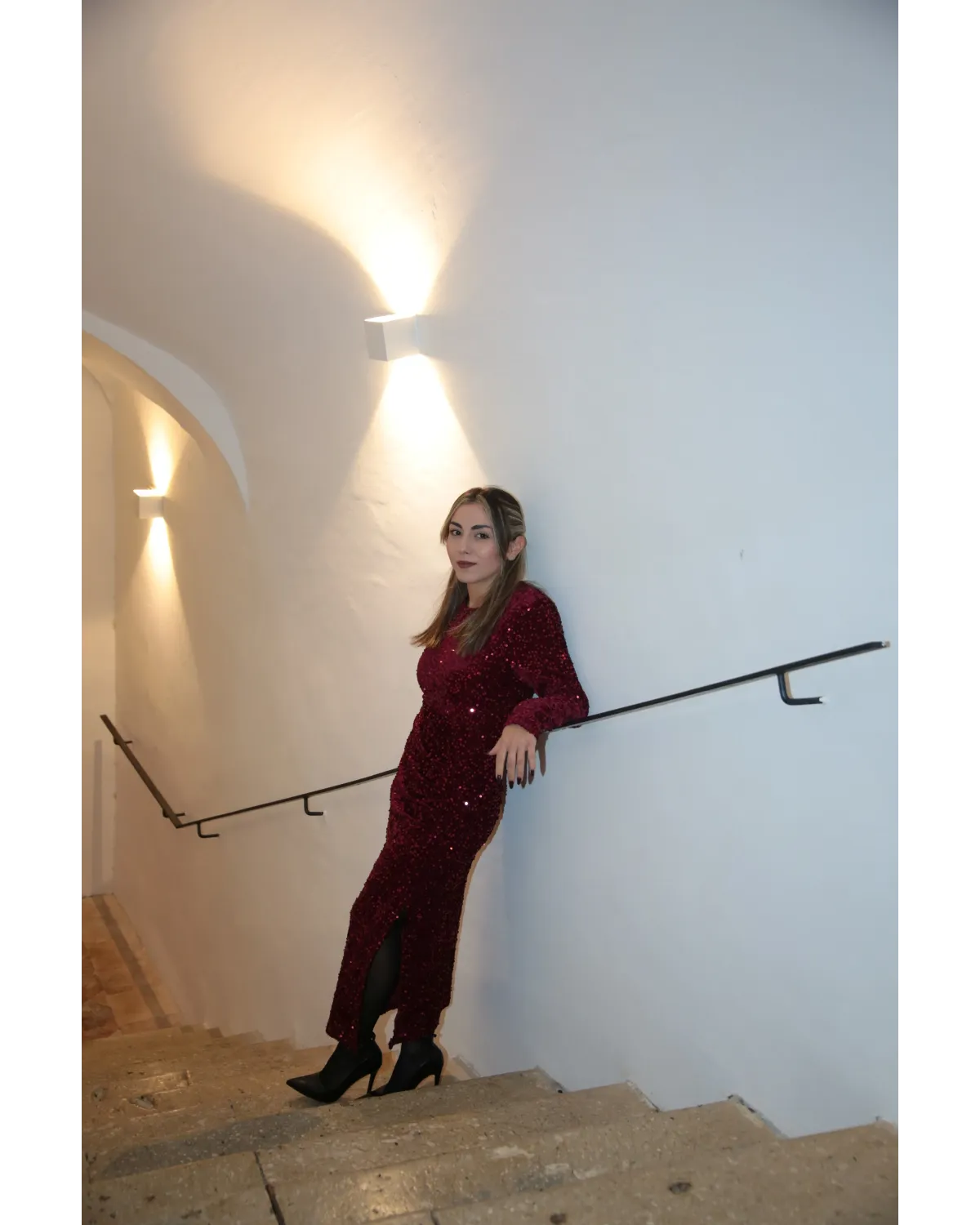 Abito Lungo in Paillettes Bordeaux con Spacco Laterale