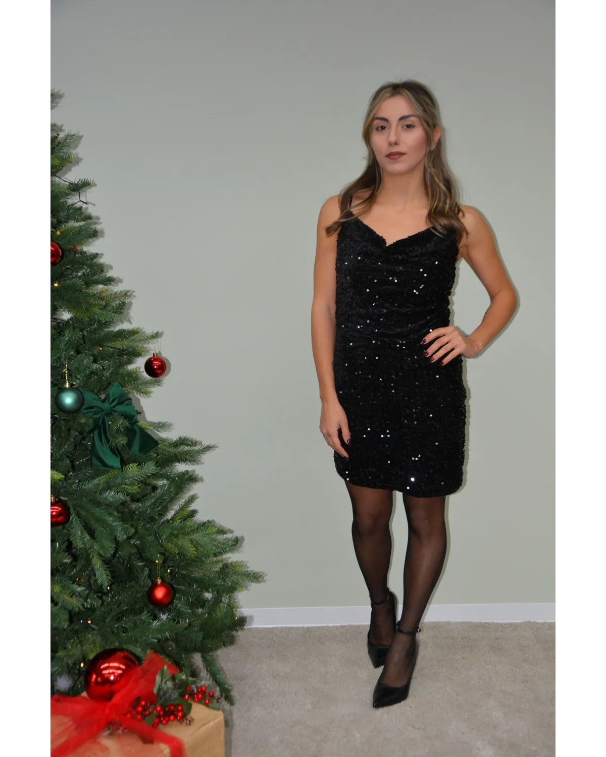 Abito Corto Paillettes Nero Scollo a Cappuccio | Collezione Party ap17
